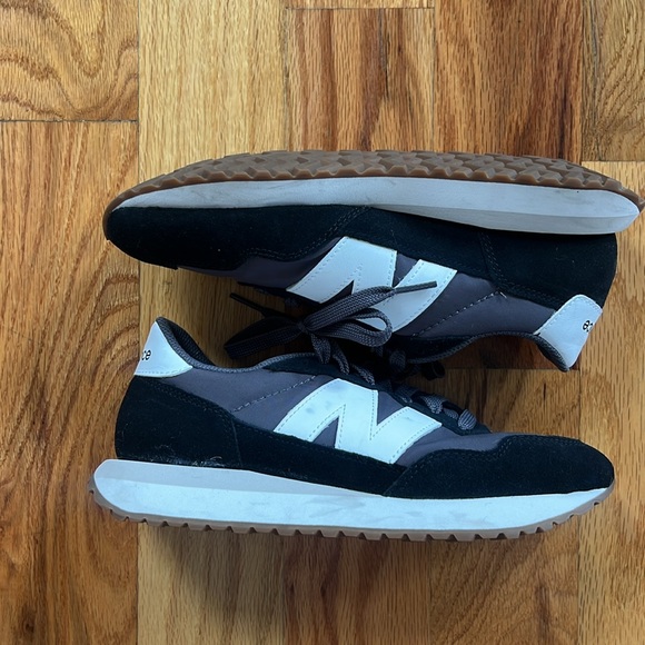 Women’s black and white New Balance Sneakers - almost new condition size 7 - Picture 2 of 8